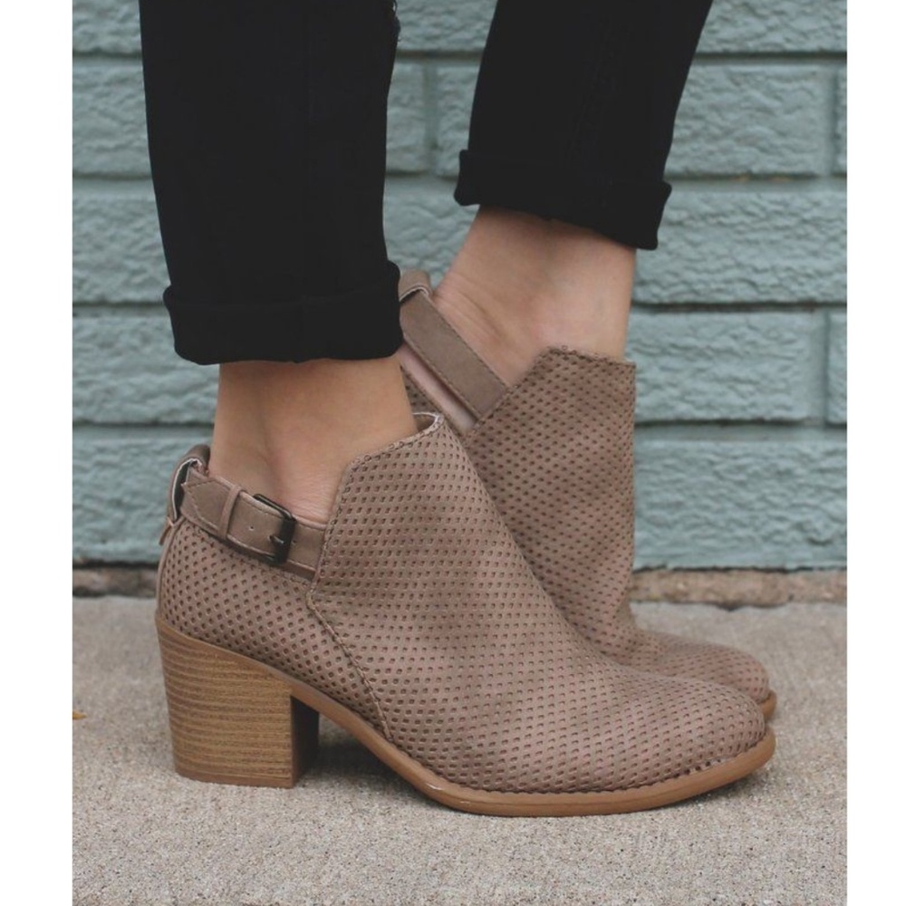 NWOT Quepid Tobin Taupe Perforated Booties